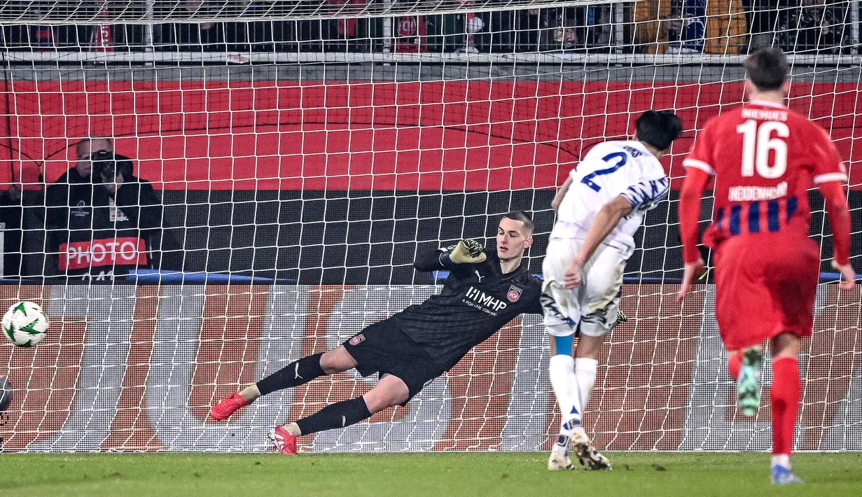 Kevin Diks menjadi aktor utama di balik kemenangan dramatis FC Copenhagen. Ia memberikan kontribusi vital dengan mencetak gol dan assist yang menentukan jalannya pertandingan. Umpan-umpan akuratnya dan ketenangannya dalam mengeksekusi penalti menjadi kunci keberhasilan timnya. (Harry Langer/dpa via AP)