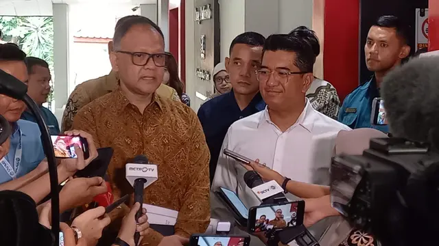 Rektor UI, Prof. Heri Hermansyah dan Dirjen Pendidikan Tinggi Kemendikti Saintek, Khairul Munadi, usai meninjau pelaksanaan Ujian Tulis Berbasis Komputer- Seleksi Nasional Berdasarkan Tes (UTBK-SNBT) 2025 di Kampus UI, Depok.