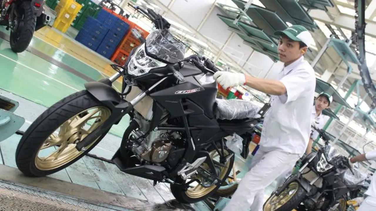 Honda CB150R StreetFire tipe Spesial Edition Stallion Black 