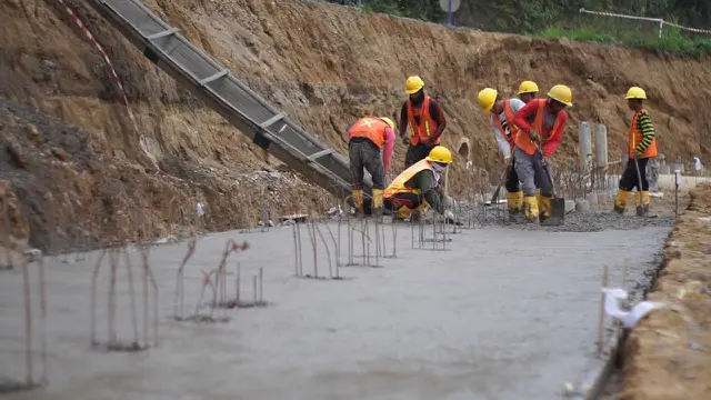 Pembangunan Pembangkit Listrik Tenaga Air (PLTA) Upper Cisokan dengan total kapasitas 1.040 megawatt (MW) yang berada di perbatasan Kabupaten Bandung dan Cianjur, Jawa Barat.