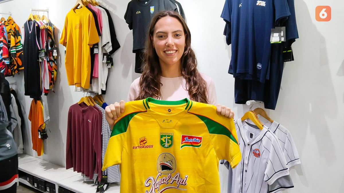 Punya Keturunan dari Kediri dan Lumajang, Calon Kiper Naturalisasi Timnas Indonesia Putri Kunjungi Persebaya Store