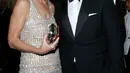 Katie berpose dengan desainer Jonathan Simkhai saat menghadiri CFDA Fashion Awards di Cipriani South Street  di New York pada Senin, 7 November 2022. Jonathan Simkhai, yang mendesain gaunnya, menurut Vogue. (Kambouris/Getty Images/AFP)