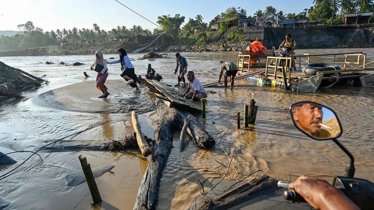 FOTO: Rakit Mandiri Jadi Akses Warga Pasca Putusnya Jembatan Ulee Jalan