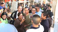 Calon Presiden nomor urut 01 Joko Widodo atau Jokowi berswafoto dengan pengunjung saat melakukan blusukan ke Pasar Cihaurgeulis, Bandung, Minggu (11/11). Jokowi terlihat ditemani oleh Gubernur Jawa Barat Ridwan Kamil. (Liputan6.com/Angga Yuniar)