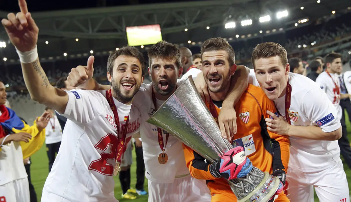 Selebrasi penjaga gawang Sevilla, Javier Varas (kedua dari kanan) sambil memegang trofi Liga Europa di stadion Juventus, Turin, Italia, (15/4/2014). (REUTERS/Juan Medina)