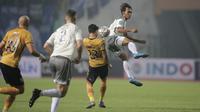 Pemain Persib Bandung, Robi Darwis (kanan) saat melawan Bhayangkara FC dalam laga pekan pertama BRI Liga 1 2022/2023 di Stadion Wibawa Mukti, Cikarang, Minggu (24/7/2022). (Bola.com/Ikhwan Yanuar)
