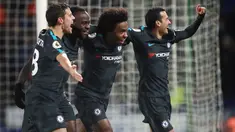 Pemain Chelsea merayakan gol Rodriguez Pedro ke gawang Huddersfield Town dalam lanjutan pertandingan Premier League di Stadion The John Smith's, Selasa (12/12). Chelsea berhasil mengalahkan tuan rumah Huddersfield Town 3-1. (Mike Egerton/PA via AP)
