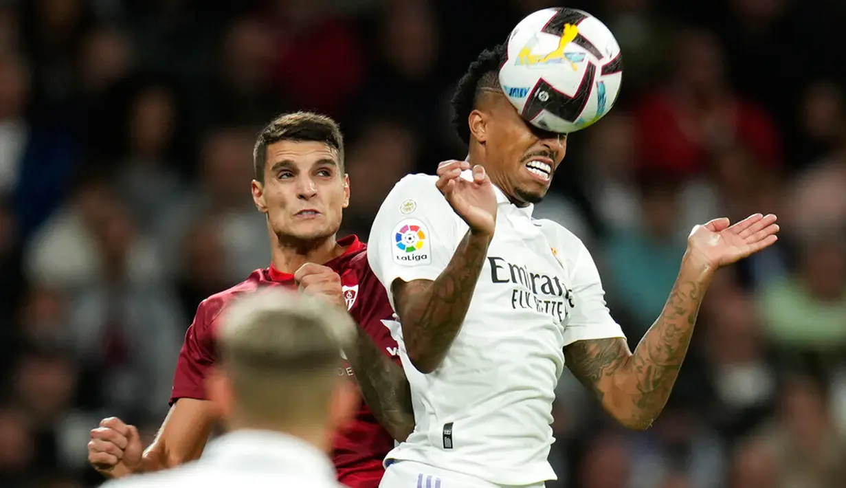 Pemain Real Madrid Eder Militao (kanan) berebut bola dengan pemain Sevilla Erik Lamela pada pertandingan sepak bola Liga Spanyol di Stadion Santiago Bernabeu, Madrid, Spanyol, 22 Oktober 2022. Real Madrid menang 3-1 atas Sevilla. (AP Photo/Manu Fernandez)