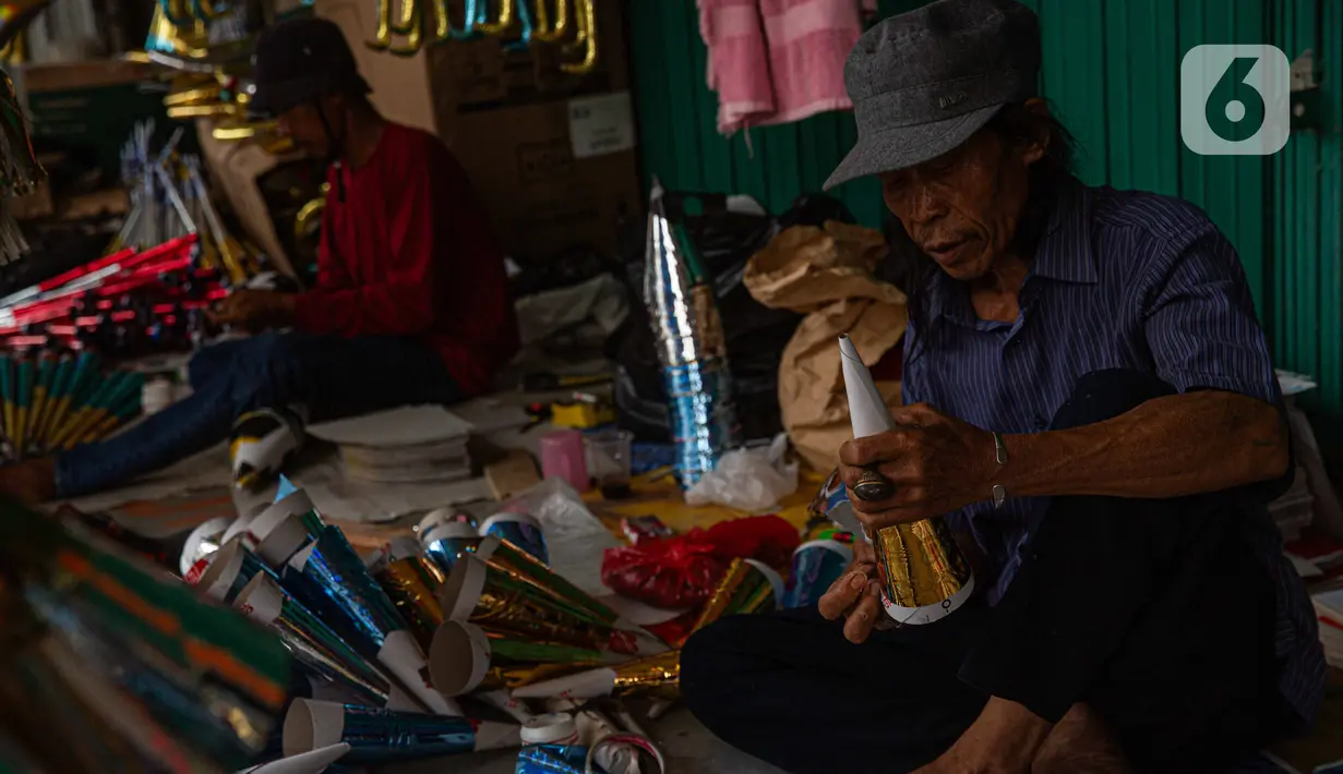 Menjelang perayaan Tahun Baru 2024, penjual terompet musiman mulai marak di sejumah kawasan. (Liputan6.com/Faizal Fanani)