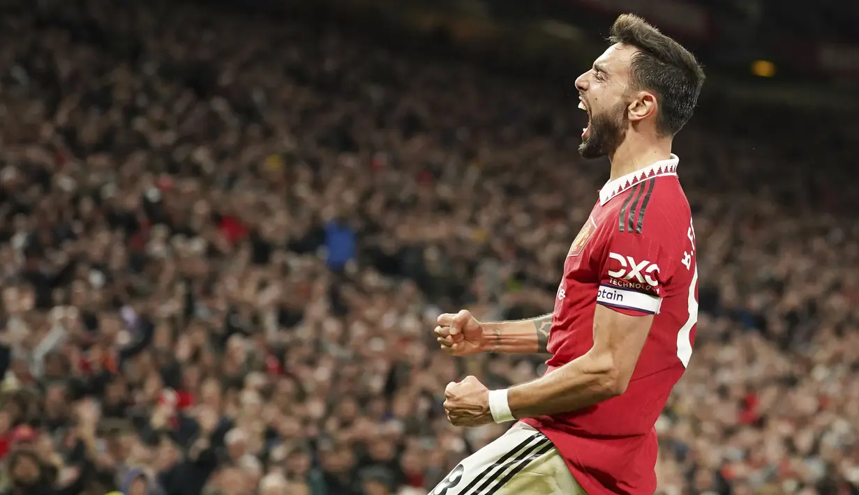 Manchester United akhirnya berhasil menggandakan keunggulan pada menit ke-69 lewat gol Fernandes. Mendapat bola liar di tepi kotak penalti, Fernandes melepas tembakan yang tak bisa diantisipasi Lloris. (AP/Dave Thompson)