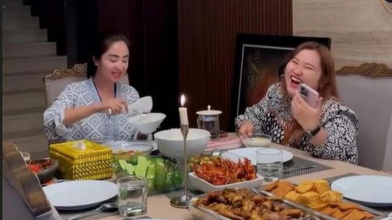 Intip 7 Foto Dapur dan Ruang Makan Rumah Dewi Perssik saat Buka Puasa, Elegan dan Estetik Banget