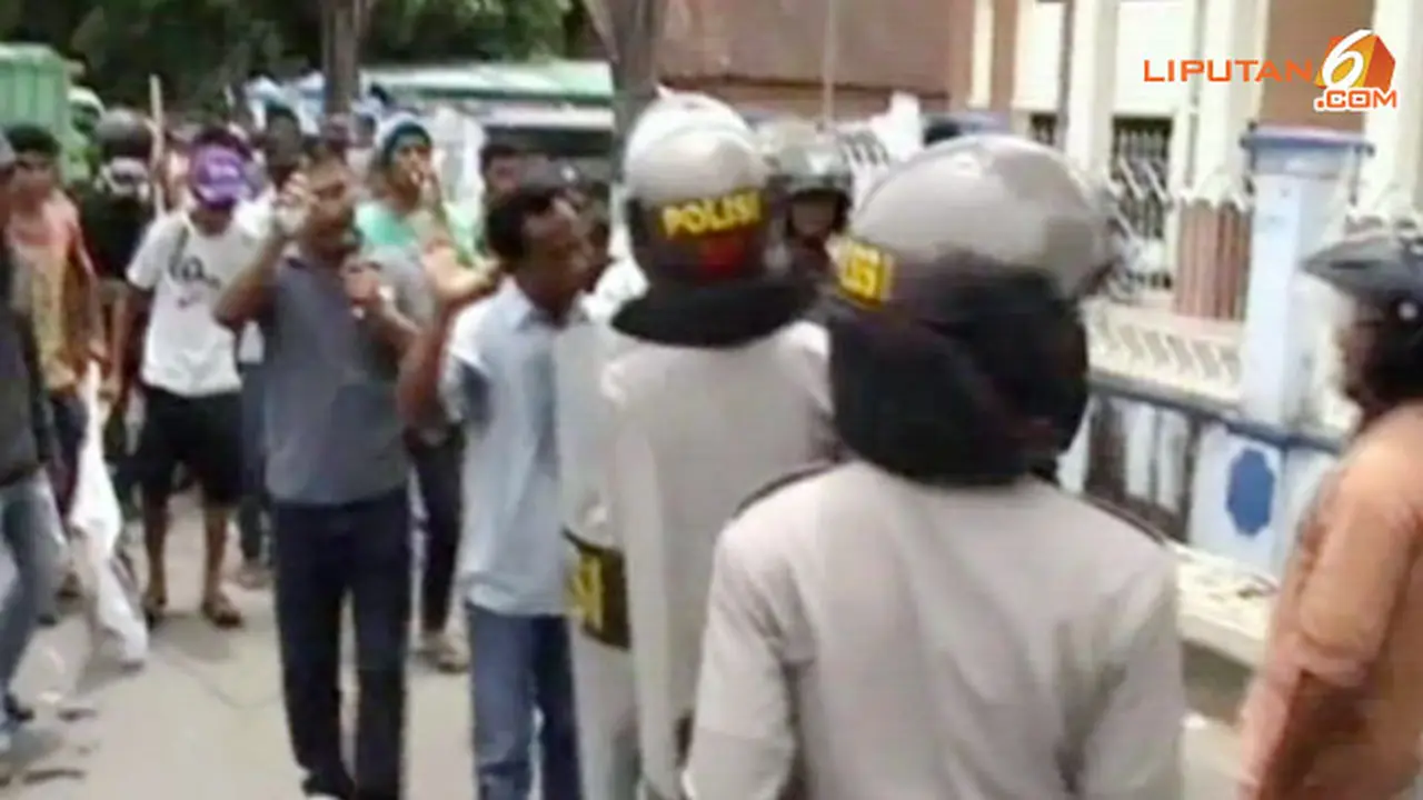 bentrok-massa-polisi-140210c.jpg