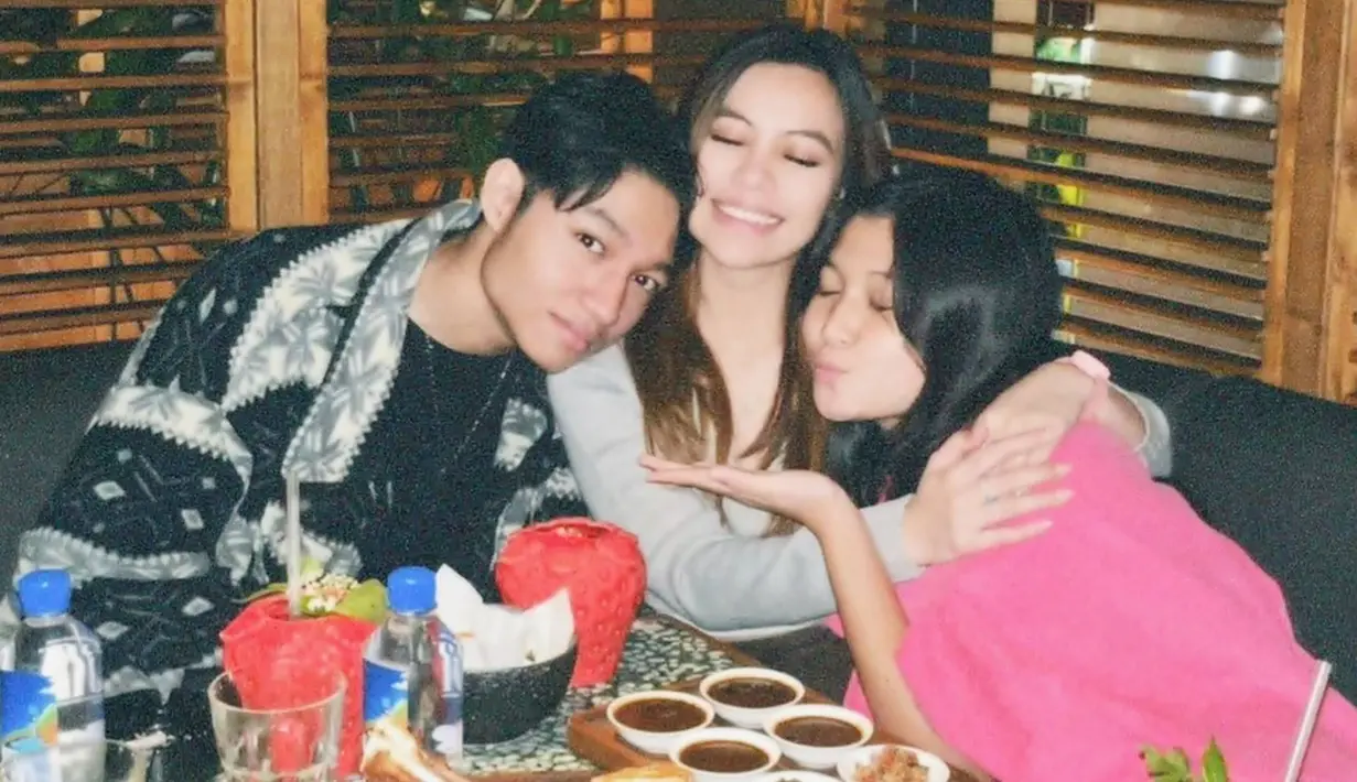 Dalam beberapa unggahan foto terbarunya, Frislly Herlind banyak membagikan kebersamaannya dengan Keisha Alvaro. Banyak netizen yang penasaran dengan hubungan keduanya yang nampak mesra. (Liputan6.com/IG/@kiesha.alvaro)