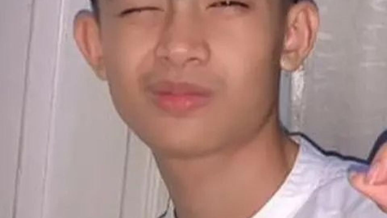 Bahkan dalam gaya tertentu, remaja ini semakin terlihat mirip dengan suami Azizah Salsha.