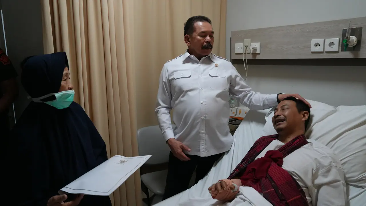 Jaksa Agung ST Burhanuddin menjenguk pegawai yang menjadi korban pembacokan orang tidak dikenal (OTK) di Pengasinan, Sawangan, Depok, Sabtu dini hari, 24 Mei 2025 pukul 02.30 WIB. (Foto: Puspenkum Kejagung)