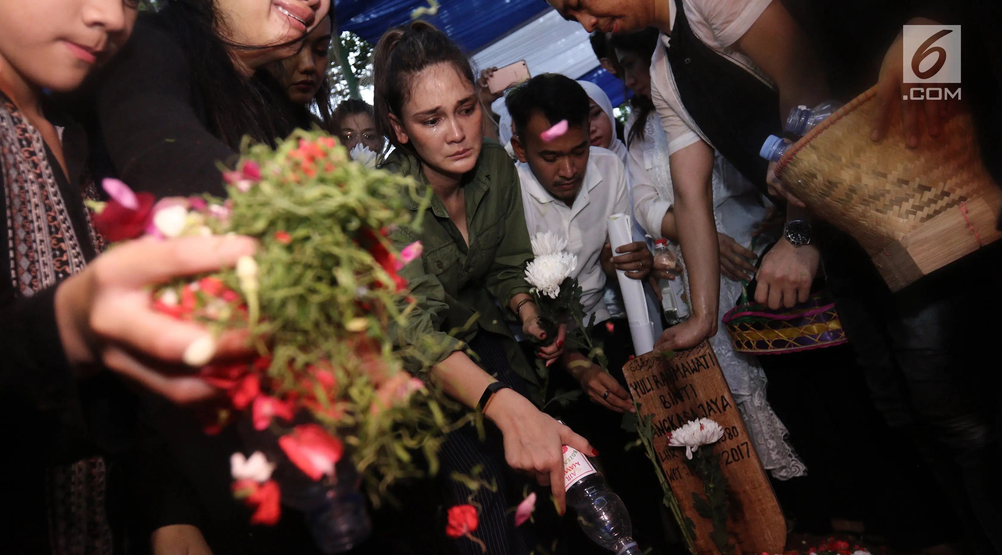 Artis Luna Maya saat menaburkan bunga di atas makam Julia Perez di Taman Pemakaman Umum Pondok Ranggon, Cijantung, Jakarta Timur, Sabtu (10/6). Jupe menghembuskan napas terakhir di RSCM, pada Sabtu 10 Juni 2017. (Liputan6.com/Herman Zakharia)