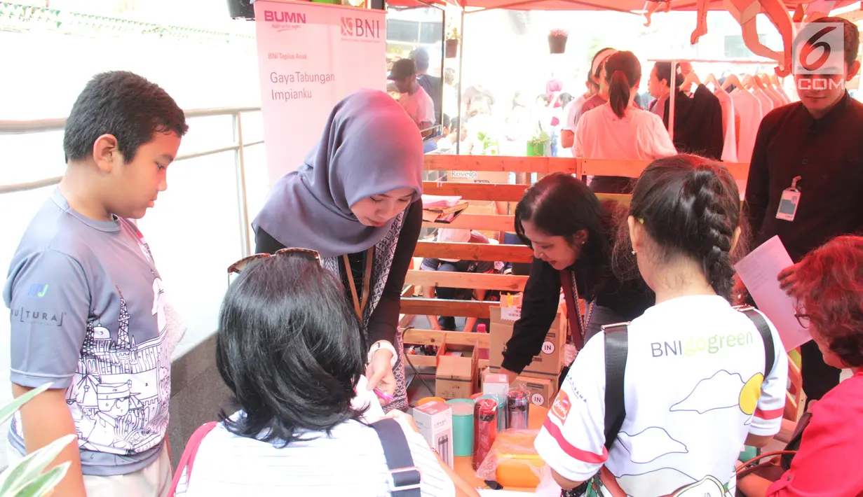 Aktivitas suasana booth pembukaan tabungan BNI Taplus Anak di program Kenali Sejarahmu, Kenali Mimpimu (KEJAR), Jakarta, Minggu (18/8/2019). Hadiah tersebut sebagai bentuk tanggup jawab sosial terhadap lingkungan untuk mengurangi penggunaan produk plastik.. (Liputan6.com/HO/Rizky)