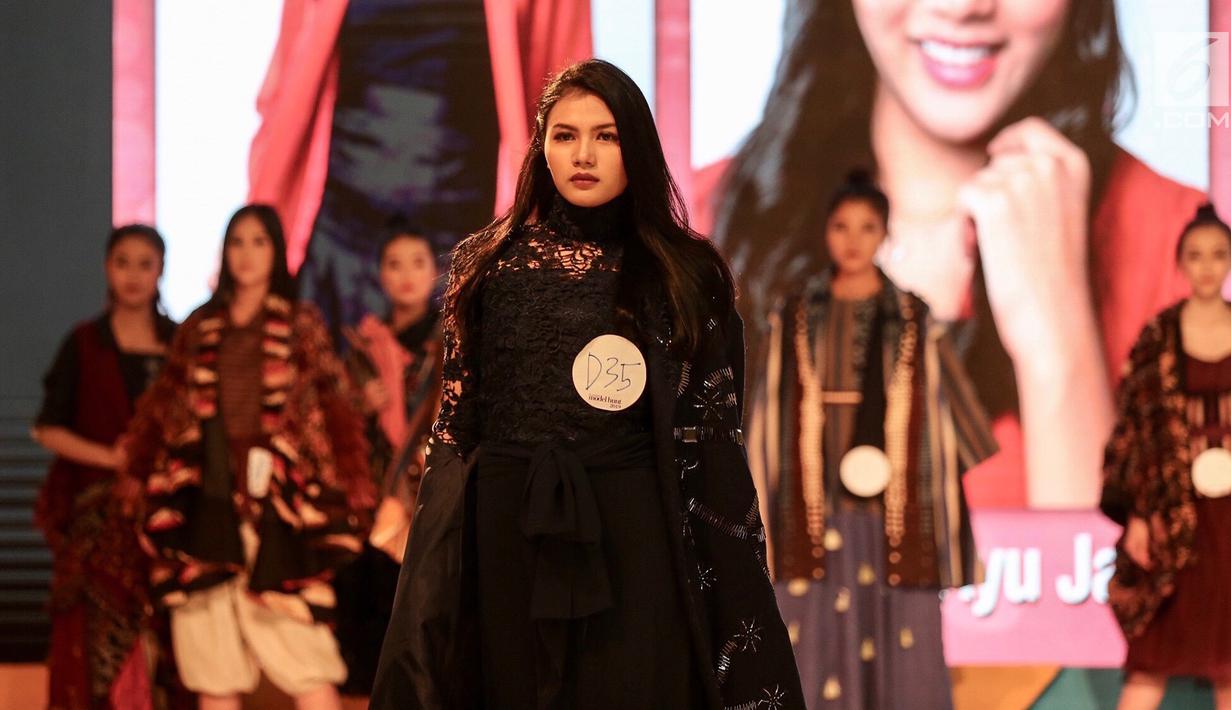 Kontestan membawakan busana pada ajang Plangi Model Hunt 2019 di Plaza Semanggi, Jakarta, Minggu (25/11). Dari 300 orang pendaftar, terdapat 55 peserta yang berhasil masuk grand final. (Merdeka.com/Arie Basuki)