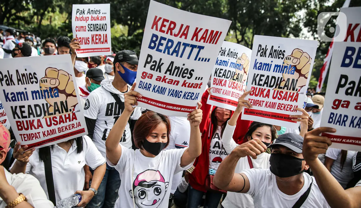 Massa yang tergabung dalam Aliansi Karyawan Hiburan dan Pengusaha Hiburan menggeruduk Balai Kota DKI Jakarta, Selasa (21/7/2020). Kedatangan mereka meminta Gubernur Anies Baswedan untuk membuka kembali tempat hiburan malam yang hingga kini ditutup akibat COVID-19. (Liputan6.com/Faizal Fanani)