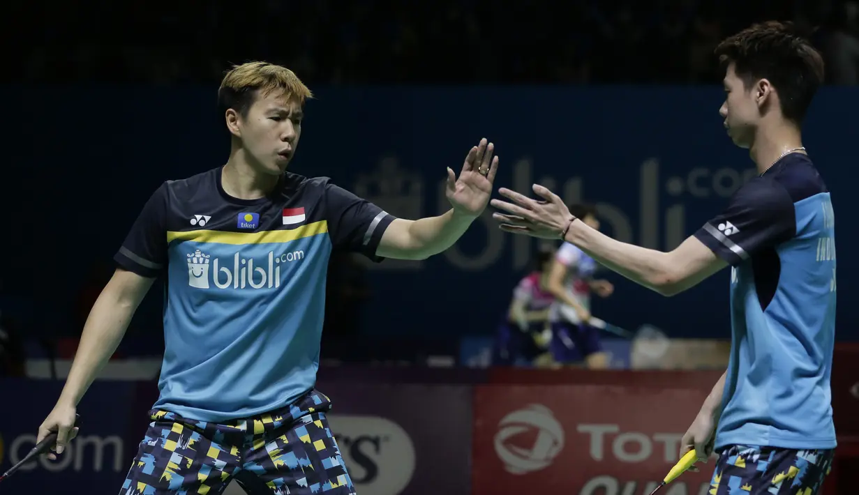 Ganda putra Indonesia, Marcus Gideon / Kevin Sanjaya, berhasil mengalahkan Ou Xuan Yi / Zhang Nan pada Indonesia Open 2019 di Istora Senayan, Jumat (19/7). Marcus / Kevin menang 21-12 dan 21-16. (Bola.com/Yoppy Renato)