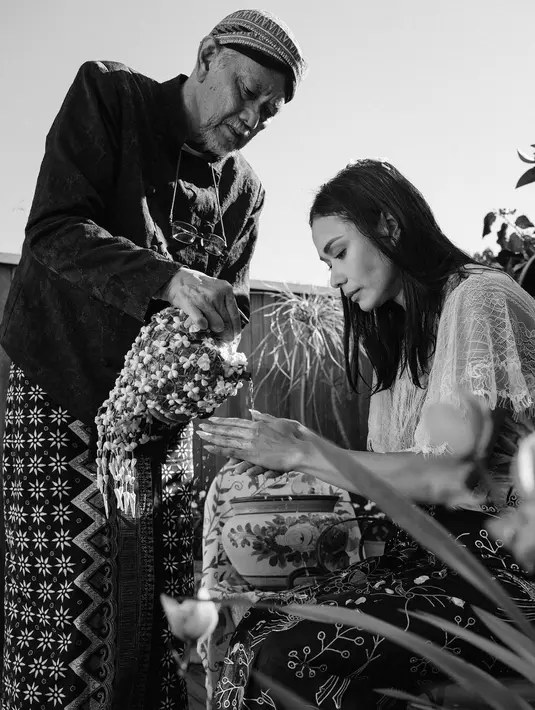 Tanpa disanggul, Adinia terlihat cantik dengan rambut yang digerai begitu saja [@adiniawrst]