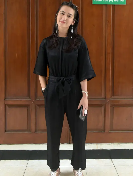 "Memang karena jauh banget. Terus aku sibuk, dia sibuk. Jadi, kurang komunikasi. Ya sudah (putus). Sekarang sudah enggak sama-sama lagi, tetapi masih temenan baik. Kami berhubungan baik. Masih komunikasi juga," kata Dhea Imut. (Nurwahyunan/Bintang.com)