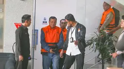 Bupati Kuantan Singingi Suhardiman Amby usai menjalani pemeriksaan di Gedung Merah Putih KPK, Jakarta, Rabu (1/7/2026). (Merdeka.com/ arie Basuki)