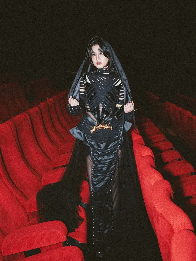 Nyoman Paul Setia Menemani, Gaya Gothic Glam ala Keisya Levronka di Gala Premiere Film Pamali: Tumbal