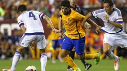 Pemain Barcelona Luis Suarez berusaha melewati pemain Chelsea Cesc Fabregas (kiri) dan Nemanja Matic (kanan) pada Laga International Champions Cup di FedEx Field, AS, Rabu (29/7/2015) pagi WIB. (AFP/Getty Images/ Patrick Smith)