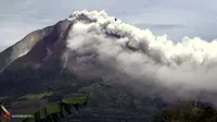 Gunung Sinabung meletus dengan mengeluarkan abu vulkanik.