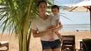 Masih dengan short pantsnya, dan kali ini Alexandra bersama dengan sang buah hati sedang berada di tepi pantai. Hot mama banget kan? (Instagram/got_alex)