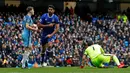 Chelsea menaklukkan Manchester City, 3-1, dalam laga Premier League di Stadion Etihad, Sabtu (3/12/2016). Diego Costa mencetak gol pertama Chelsea. (Action Images via Reuters/Jason Cairnduff)