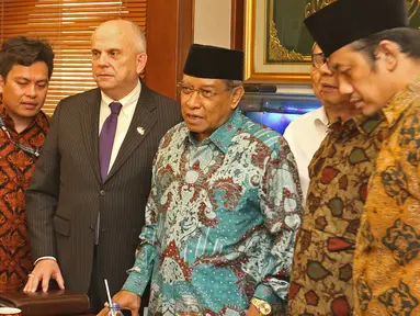 Ketua Umum Pengurus Besar Nahdlatul Ulama (PBNU), Said Aqil Siradj menerima Duta Besar AS untuk Indonesia Joseph R Donovan Jr. di Jakarta, Senin (21/10/2019). Pertemuan dalam rangka silaturahmi kepada organisasi massa Islam di Jakarta dan menjalanin kerja sama. (Liputan6.com/Herman Zakharia)