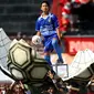 Salah satu anak tampil mewakili salah satu tim yang berlaga di turnamen Piala Presiden 2015 di Stadion Kapten I Wayan Dipta, Gianyar, Bali, Minggu (30/8/2015). 16 tim ambil bagian di turnamen yang digelar di empat kota. (Liputan6.com/Helmi Fithriansyah)