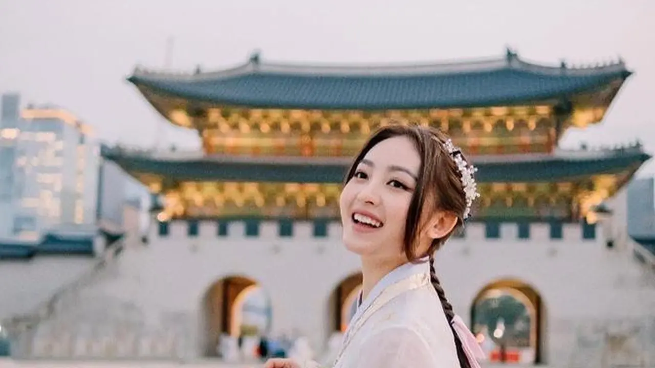 Gaya Natasha Wilona Pakai Kimono