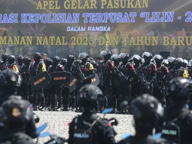 Anggota Korps Brimob Polri mengikuti apel gelar pasukan Operasi Lilin 2023 untuk pengamanan Natal 2023 dan Tahun Baru 2024 (Nataru) di Lapangan Silang Monas, Jakarta Pusat, Kamis (21/12/2023). (merdeka.com/Arie Basuki)