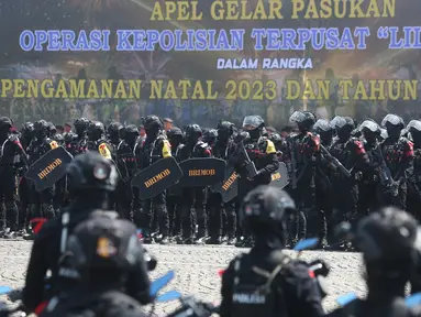 Anggota Korps Brimob Polri mengikuti apel gelar pasukan Operasi Lilin 2023 untuk pengamanan Natal 2023 dan Tahun Baru 2024 (Nataru) di Lapangan Silang Monas, Jakarta Pusat, Kamis (21/12/2023). (merdeka.com/Arie Basuki)