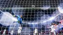 Penjaga gawang Real Madrid, Thibaut Courtois berusaha menepis bola saat bertanding melawan Atletico Madrid selama pertandingan lanjutan La Liga Spanyol di stadion Wanda Metropolitano di Madrid, Spanyol, Senin (19/9/2022).  Real Madrid asuhan Carlo Ancelotti kini masih sempurna dengan mengoleksi 18 poin dari enam laga. (AP Photo/Manu Fernandez)