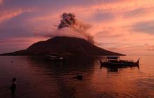 FOTO: Momen Erupsi Gunung Ruang Jadi Tontonan Warga