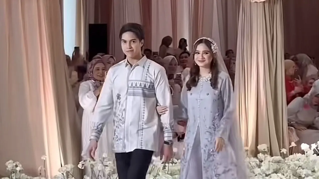 Shifa Hadju dan El Rumi Tampil Bareng di Catwalk, Gayanya Jadi Inspirasi Busana Sarimbitan
