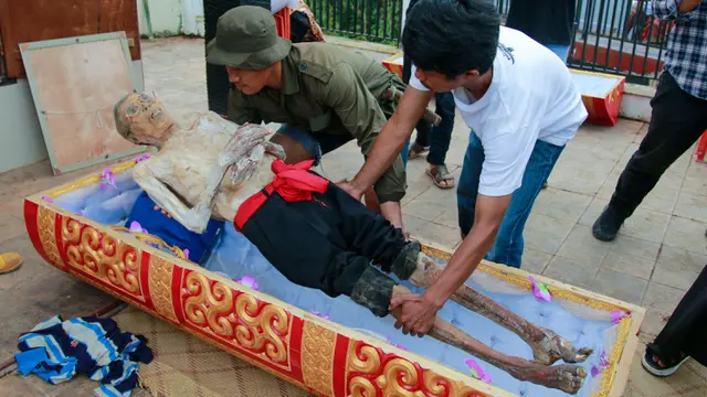 FOTO: Manene, Tradisi Membersihkan Jenazah Masyarakat Toraja