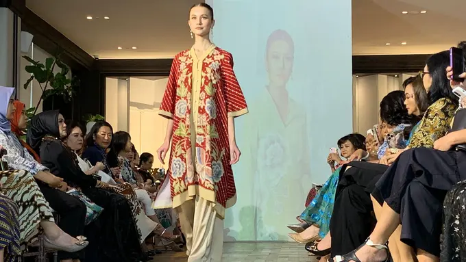 Batik Danar Hadi Suguhkan Koleksi Baju Lebaran Kolaborasi dengan Oscar Lawalata hingga Hutama Adi, Elegan Berhiaskan Motif Flora