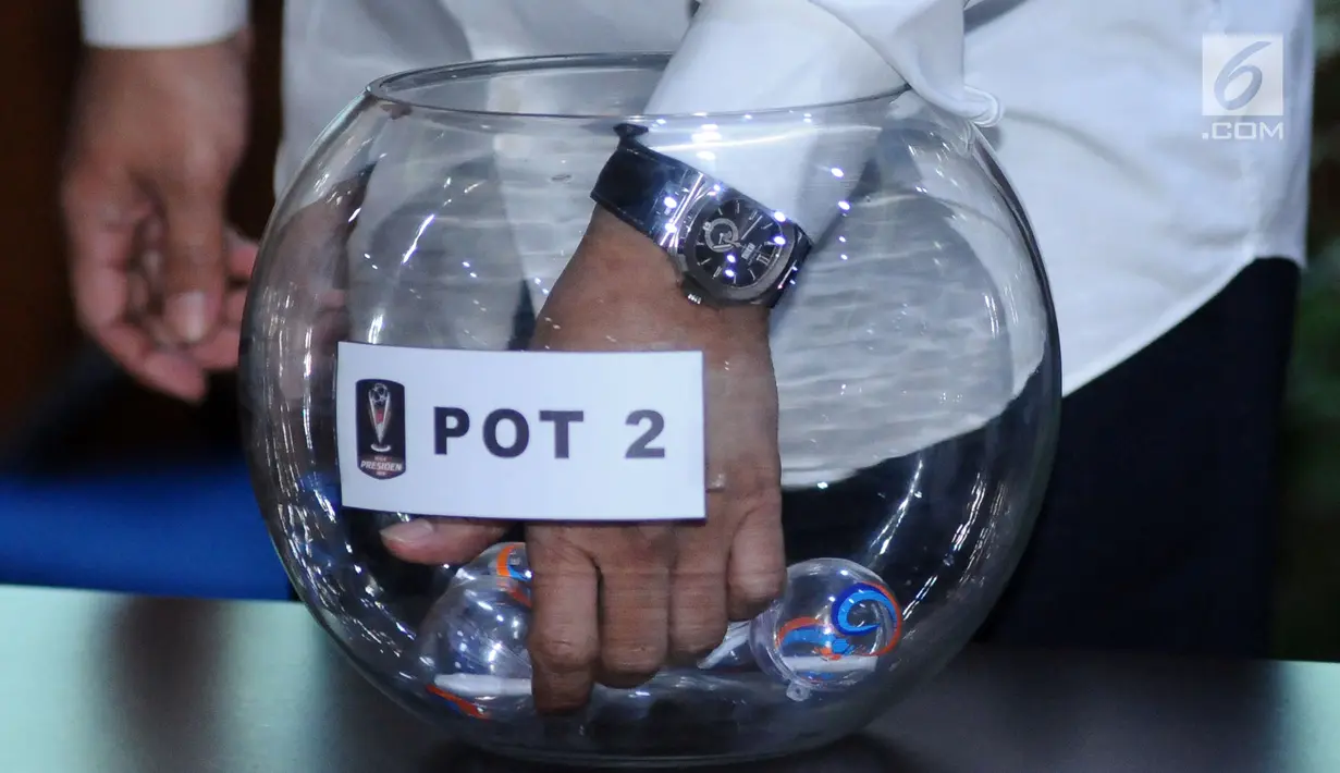 Ketua OC turnamen Piala Presiden 2018, Maruarar Sirait mengambil bola undian Babak 8 Besar Piala Presiden 2018 di Jakarta, Rabu (31/1). Babak 8 Besar Piala Presiden 2018 berlangsung di Solo pada 3-4 Februari. (Liputan6.com/Helmi Fithriansyah)