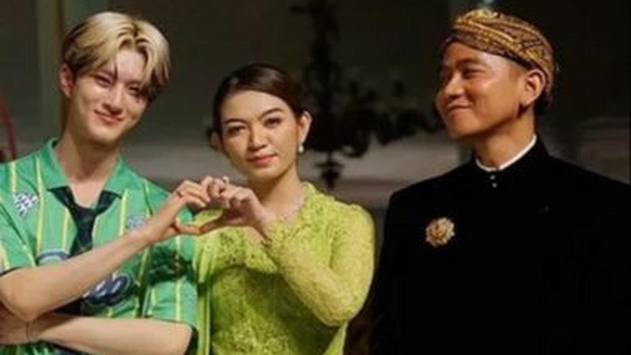 Lucunya, Gibran yang mengenakan pakaian Jawa dengan beskap dan blangkon itu justru terlihat seolah dicueki sang istri.