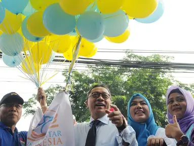 Ketua MPR RI, Zulkifli Hasan saat melepas balon Gerakan Mengajar 1000 Guru di Car Free Day, Jakarta, Minggu (27/11). Acara tersebut mengkampanyekan pentingnya pendidikan di usia dini. (Liputan6.com/Helmi Afandi)