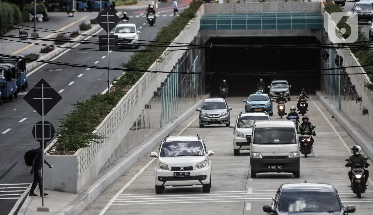 Kendaraan melintasi Underpass Senen Extension, Jakarta, Rabu (2/12/2020). Uji coba tahap dua Underpass Senen Extension berlaku selama 24 jam. (merdeka.com/Iqbal S. Nugroho)