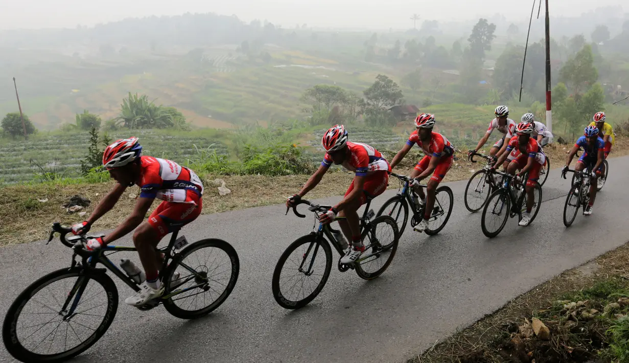 Para pebalap sepeda saat melewati perbukitan dalam Etape 4 Tour de Singkarak 2015, Selasa (6/10/2015). (Bola.com/Arief Bagus)