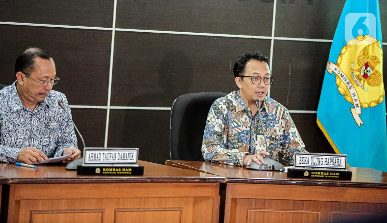 Komisionar Komnas HAM Beka Ulung Hapsara (kanan) didampingi Ketua Komnas HAM Ahmad Taufan Damanik menyampaikan keterangan terkait kesimpulan dari hasil penyelidikan tragedi Kanjuruhan di Gedung Komnas HAM, Jakarta, Rabu (2/11/2022). Dari penyelidikan, Komnas HAM mengatakan pengawas pertandingan atau match commisioner tidak mengetahui kalau penggunaan gas air mata dilarang dalam pengamanan pertandingan bola. (Liputan6.com/Faizal Fanani)