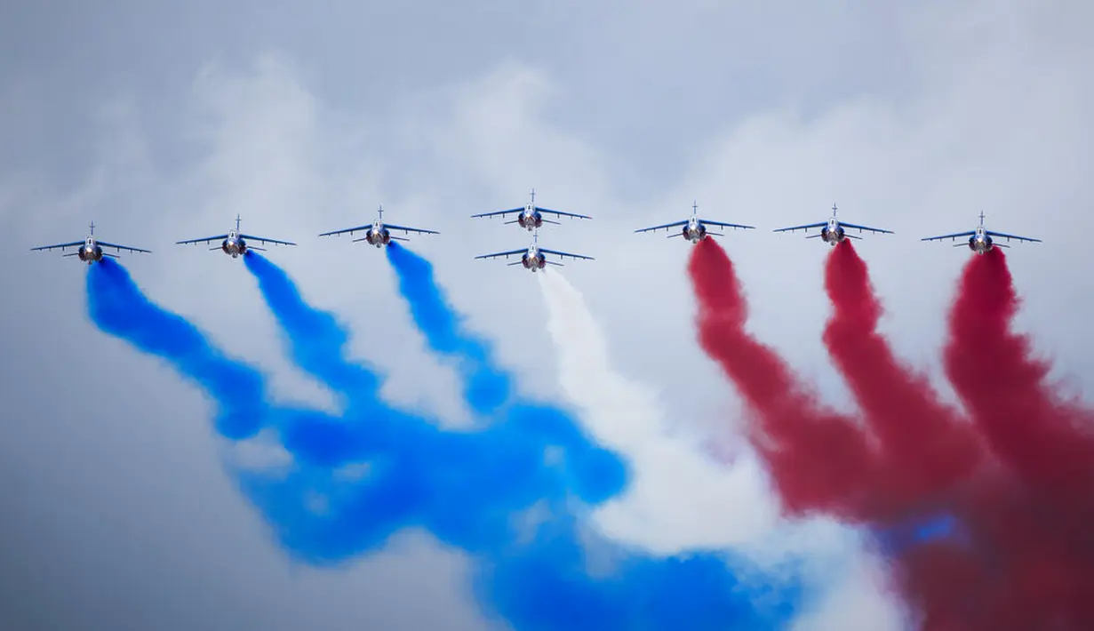 Angkatan Udara Prancis Patrouille de France tampil saat latihan untuk parade Hari Bastille di Paris, Senin (12/7/2021). Hari Bastille adalah hari libur nasional Prancis yang memperingati awal Revolusi Prancis pada 14 Juli 1789. (AP Photo/Lewis Joly)
