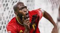 Penyerang Belgia, Romelu Lukaku berselebrasi usai mencetak gol ke gawang Prancis pada pertandingan semifinal UEFA Nations League di stadion Juventus, di Turin, Italia, Jumat (8/10/2021). Kemenangan ini mengantar Prancis ke final dan akan bertemu Spanyol. (Fabio Ferrari/LaPresse via AP)